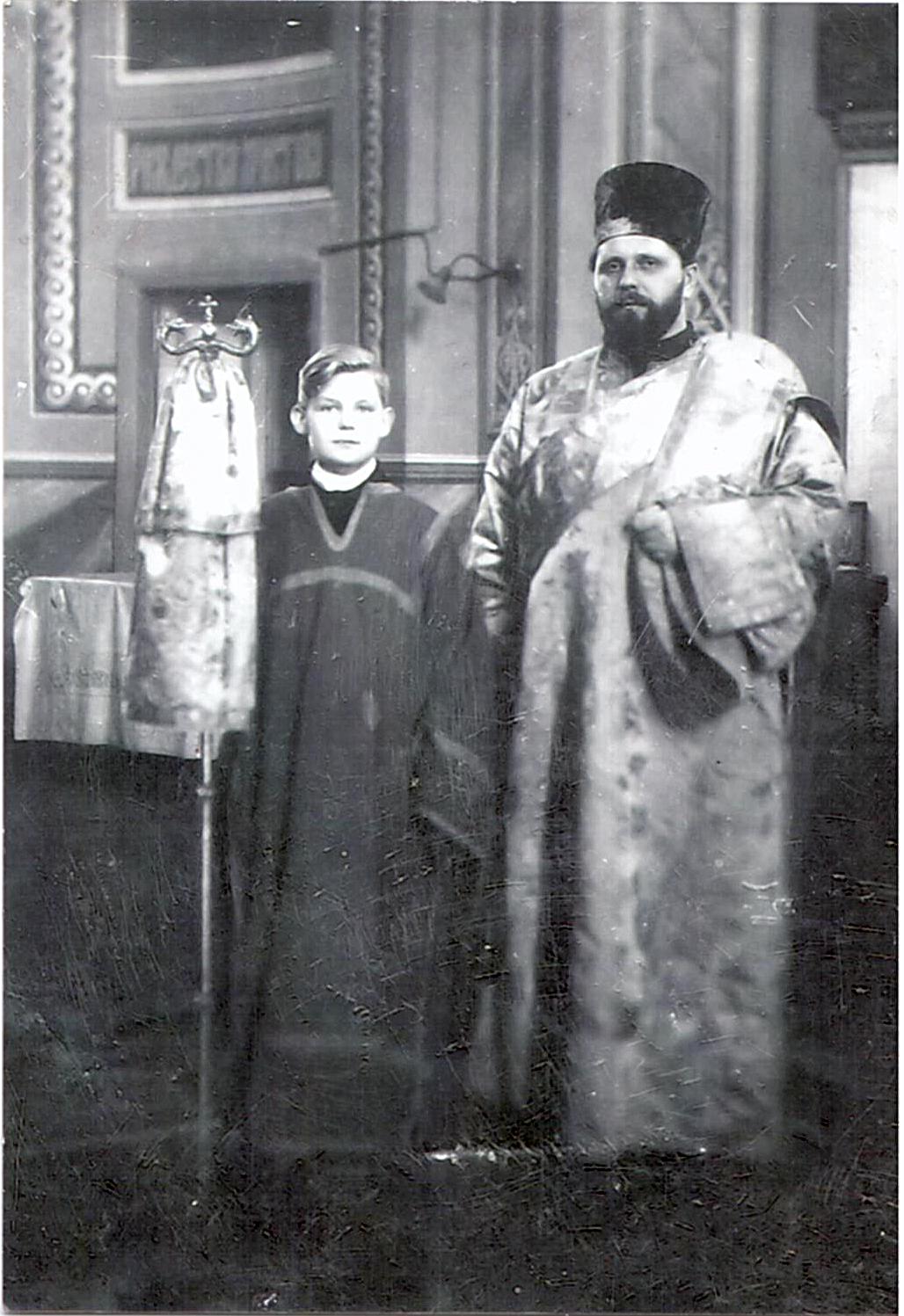 Протодьякон Александр Пижицкий и жезлоносец Валентин Ермилов, январь 1954г.