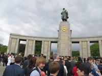 Возложение цветов в Берлине