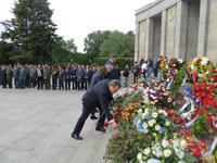 Возложение цветов в Берлине