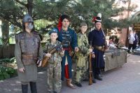 Экспозиция исторических предметов, формы одежды и макетов оружия