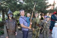 Экспозиция исторических предметов, формы одежды и макетов оружия