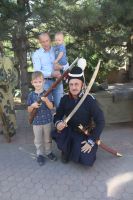 Экспозиция исторических предметов, формы одежды и макетов оружия