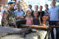 Экспозиция исторических предметов, формы одежды и макетов оружия