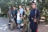 Экспозиция исторических предметов, формы одежды и макетов оружия