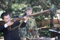 Экспозиция исторических предметов, формы одежды и макетов оружия