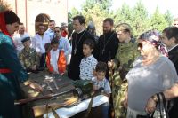 Экспозиция исторических предметов, формы одежды и макетов оружия