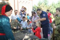 Экспозиция исторических предметов, формы одежды и макетов оружия