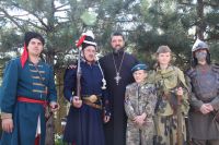 Экспозиция исторических предметов, формы одежды и макетов оружия