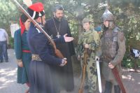 Экспозиция исторических предметов, формы одежды и макетов оружия