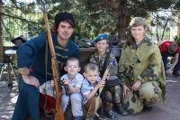 Экспозиция исторических предметов, формы одежды и макетов оружия