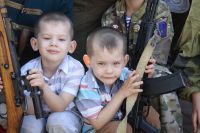 Экспозиция исторических предметов, формы одежды и макетов оружия