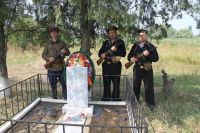 Возложение цветов на воинском захоронении «Могила неизвестного Матроса»