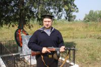 Возложение цветов на воинском захоронении «Могила неизвестного Матроса»