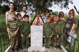 Возложение цветов к могиле неизвестного матроса