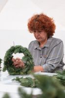 Мастер-класс по созданию венцов из хвои