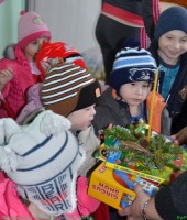 Рождественские подарки детям