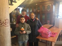 Сестры милосердия на пасхальной седмице поздравили подопечных инвалидов и малоимущие семьи.