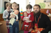 Сестры милосердия и священник прихода посетили подшефный детский дом "Аревик"