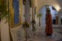 Завершена работа над полами в алтаре нижнего храма