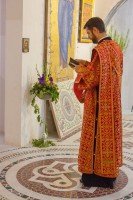 Завершена работа над полами в алтаре нижнего храма