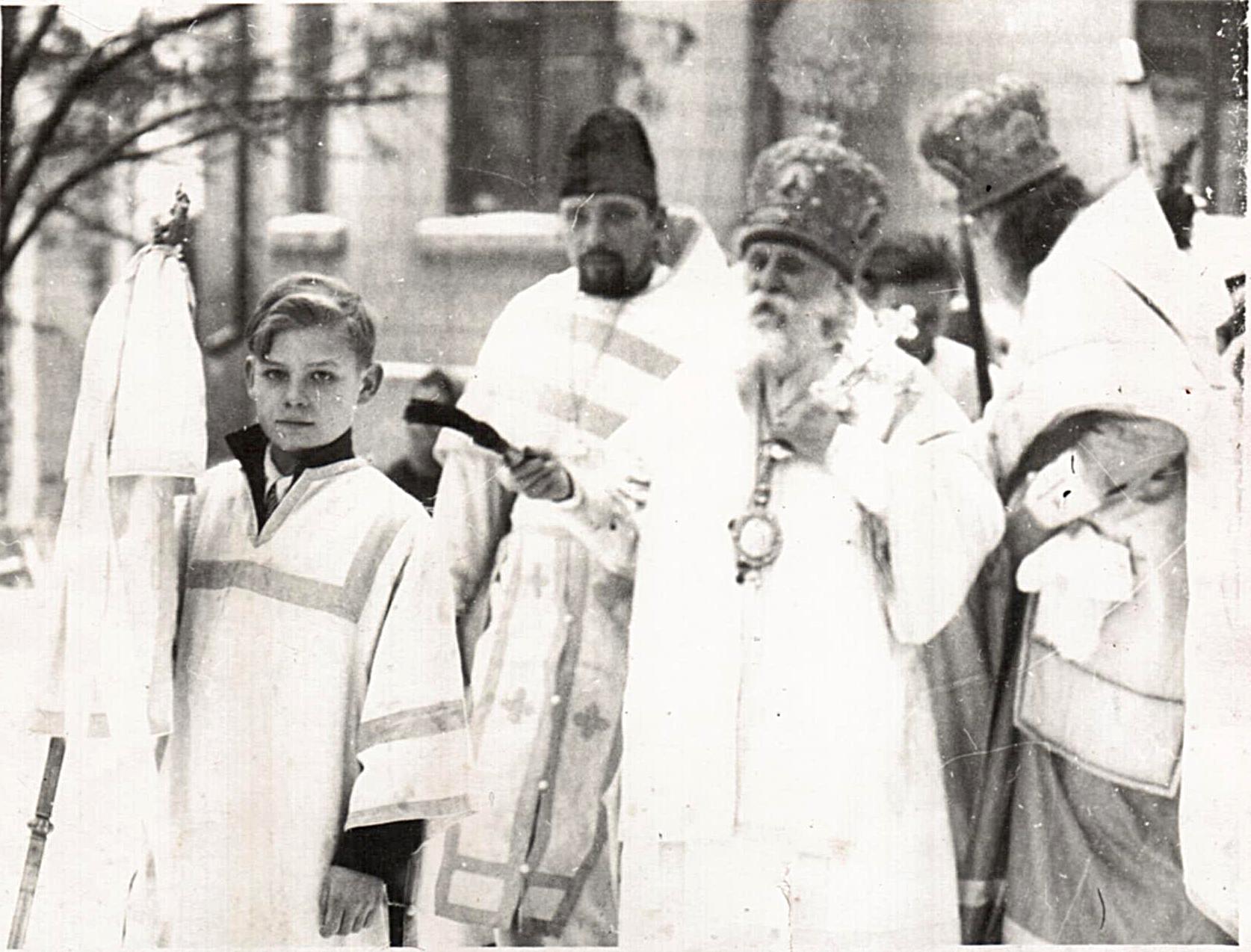 Жезлоносец Валентин Ермилов, о.Николай Можаров, Владыка Вениамин, о.Феодор Дмитриюк. Крестный ход. 6/I.54 (стар. ст.), 19/I.54 (нов. ст.)