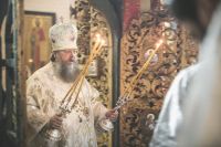 Божественную литургию в войсковом соборе Воскресения Христова