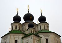 Божественную литургию в войсковом соборе Воскресения Христова