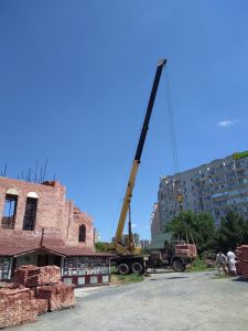 Подъем кирпичей на верхний уровень