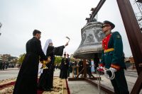 Освящение колокола и передача боевых знамен