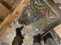 Мозаика на входе в храм