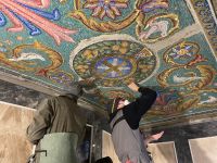 Мозаика на входе в храм