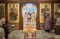 Духовенство и прихожане молитвенно встретили двунадесятый праздник Воздвижения Честного и Животворящего Креста Господня .