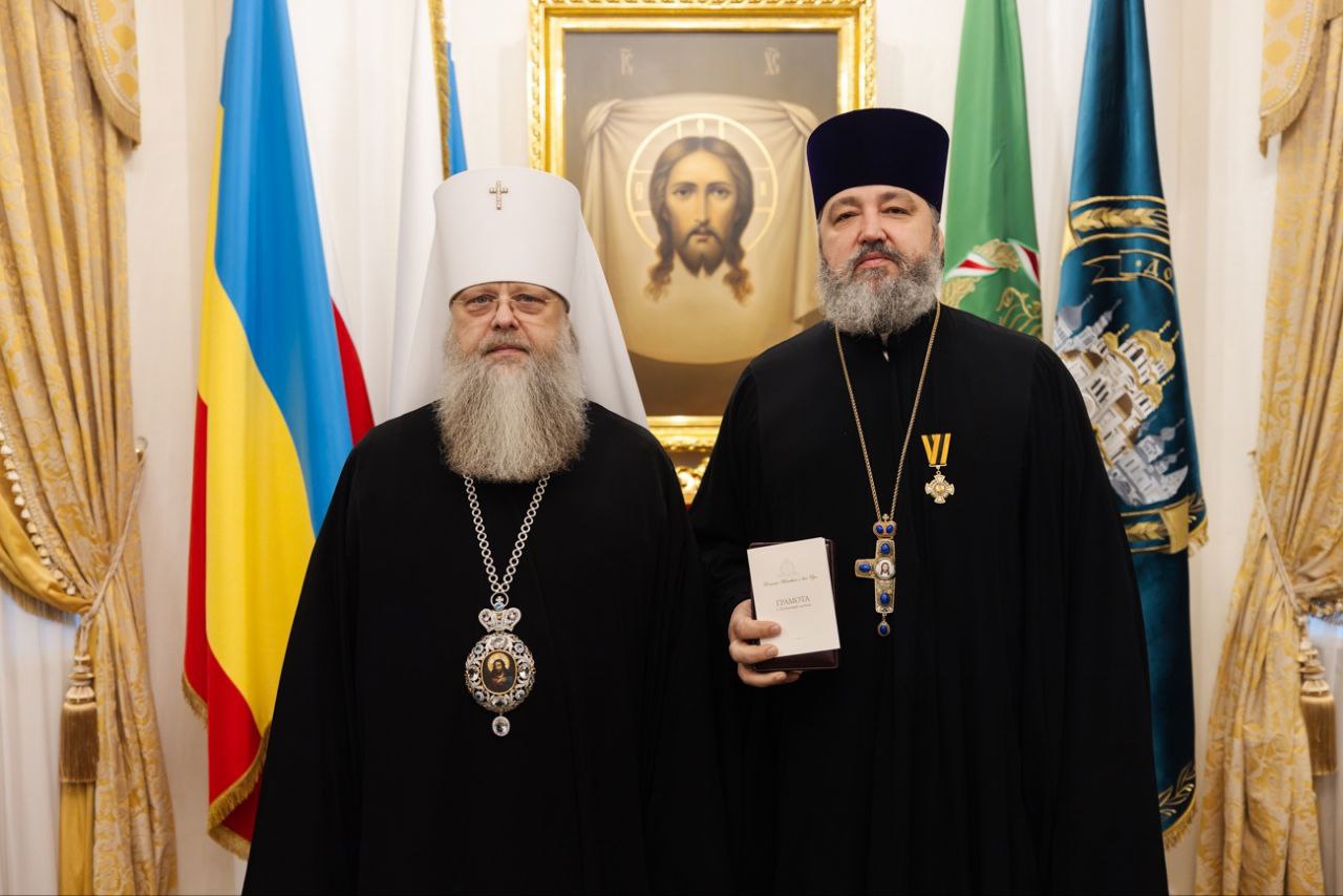 Глава Донской митрополии митрополит Ростовский и Новочеркасский Меркурий вручил Патриаршию награду настоятелю храма святого Георгия Победоносца