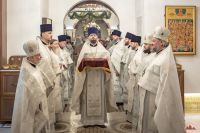 Божественную литургию в криптовом храме совершил митрополит Меркурий.