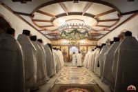 Божественную литургию в криптовом храме совершил митрополит Меркурий.