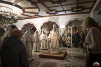 Божественную литургию в криптовом храме совершил митрополит Меркурий.