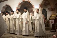 Божественную литургию в криптовом храме совершил митрополит Меркурий.