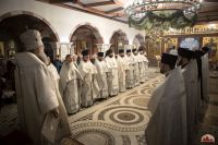 Божественную литургию в криптовом храме совершил митрополит Меркурий.