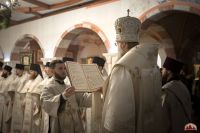 Божественную литургию в криптовом храме совершил митрополит Меркурий.