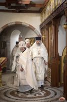 Божественную литургию в криптовом храме совершил митрополит Меркурий.