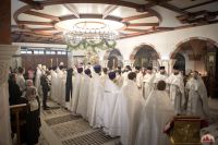 Божественную литургию в криптовом храме совершил митрополит Меркурий.