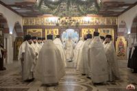 Божественную литургию в криптовом храме совершил митрополит Меркурий.