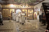 Божественную литургию в криптовом храме совершил митрополит Меркурий.