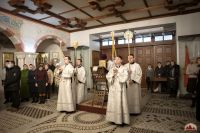 Божественную литургию в криптовом храме совершил митрополит Меркурий.