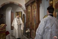 Божественную литургию в криптовом храме совершил митрополит Меркурий.