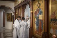 Божественную литургию в криптовом храме совершил митрополит Меркурий.