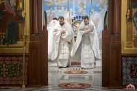 Божественную литургию в криптовом храме совершил митрополит Меркурий.