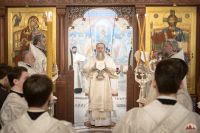 Божественную литургию в криптовом храме совершил митрополит Меркурий.