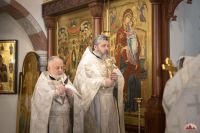 Божественную литургию в криптовом храме совершил митрополит Меркурий.