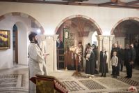 Божественную литургию в криптовом храме совершил митрополит Меркурий.